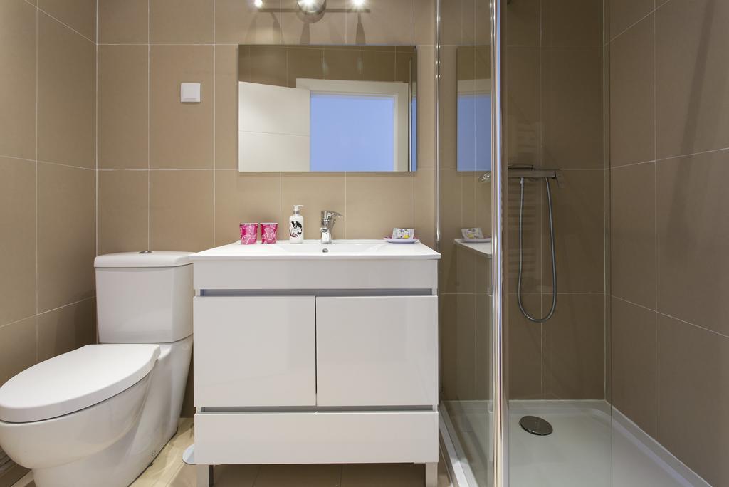 ALTIDO Joyful 2BR Apt with terrace nearby São Bento Palace Lisboa Quarto foto