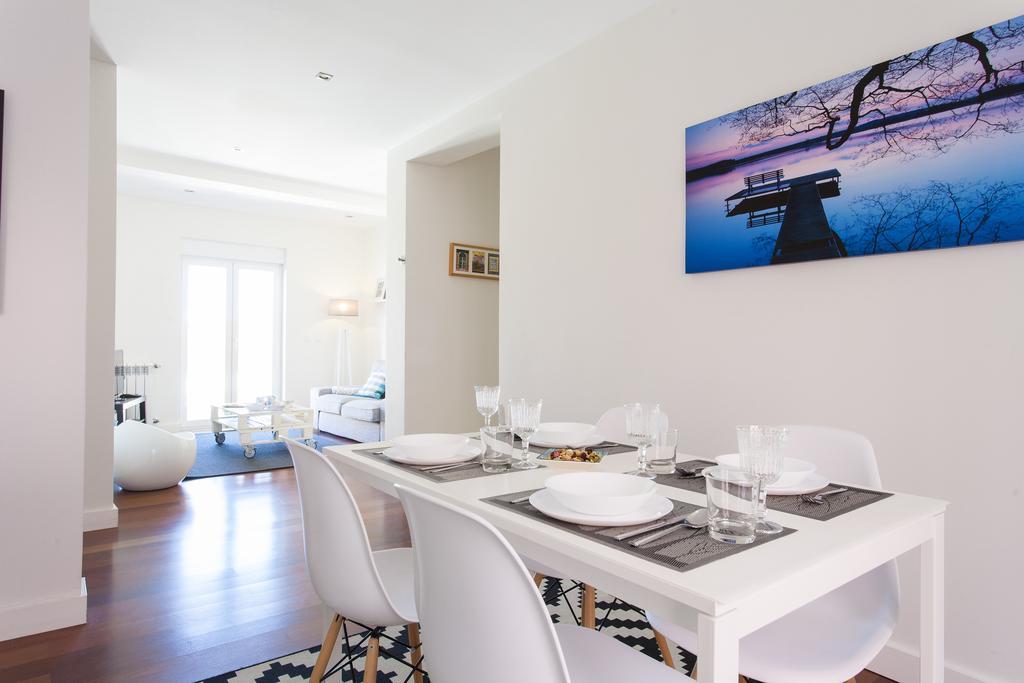 ALTIDO Joyful 2BR Apt with terrace nearby São Bento Palace Lisboa Quarto foto