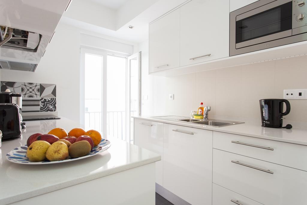 ALTIDO Joyful 2BR Apt with terrace nearby São Bento Palace Lisboa Quarto foto
