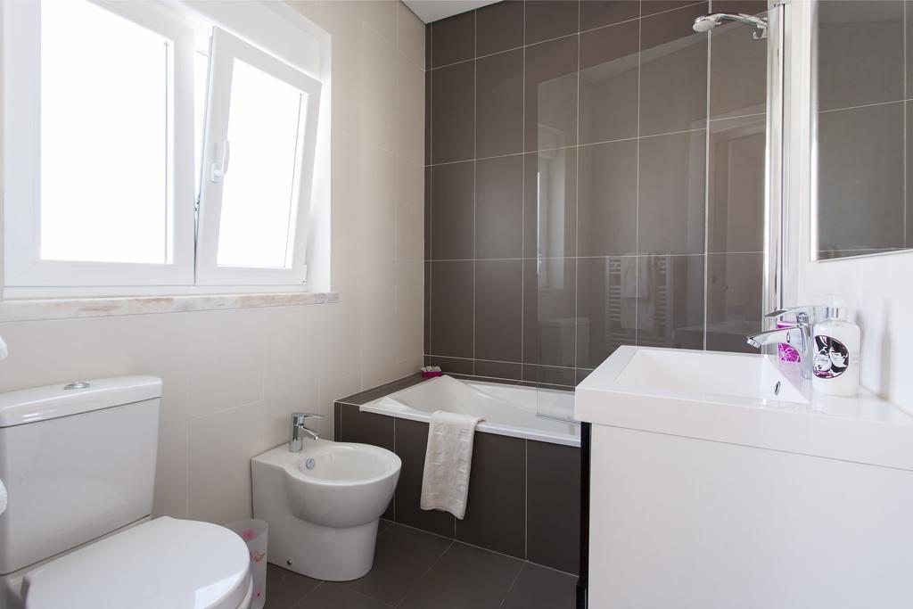 ALTIDO Joyful 2BR Apt with terrace nearby São Bento Palace Lisboa Quarto foto